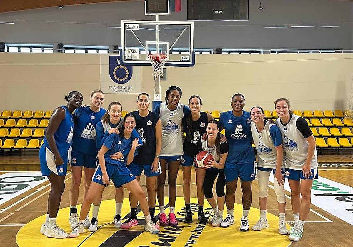Las 11 jugadoras del Perfumerías Avenida que han viajado hasta Lituania, en el entrenamiento de ayer, en el escenario del partido.