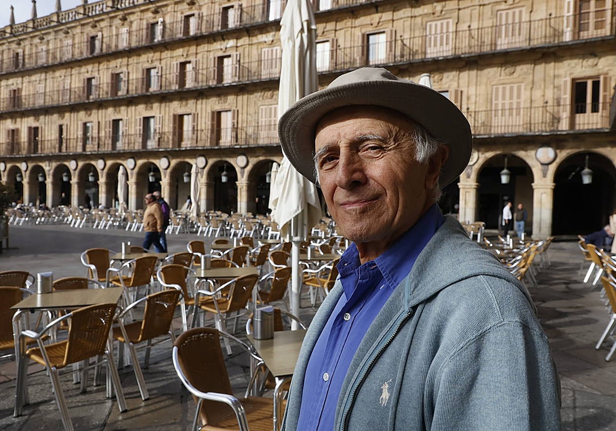 El hispanista salmantino, Gregorio Cervantes Martín, en la Plaza Mayor, uno de los lugares favoritos de sus estudiantes americanos.