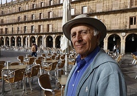 El hispanista salmantino, Gregorio Cervantes Martín, en la Plaza Mayor, uno de los lugares favoritos de sus estudiantes americanos.