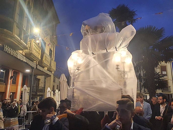 Imagen de la Santa refugiándose en el sportal de la Plaza Mayor.