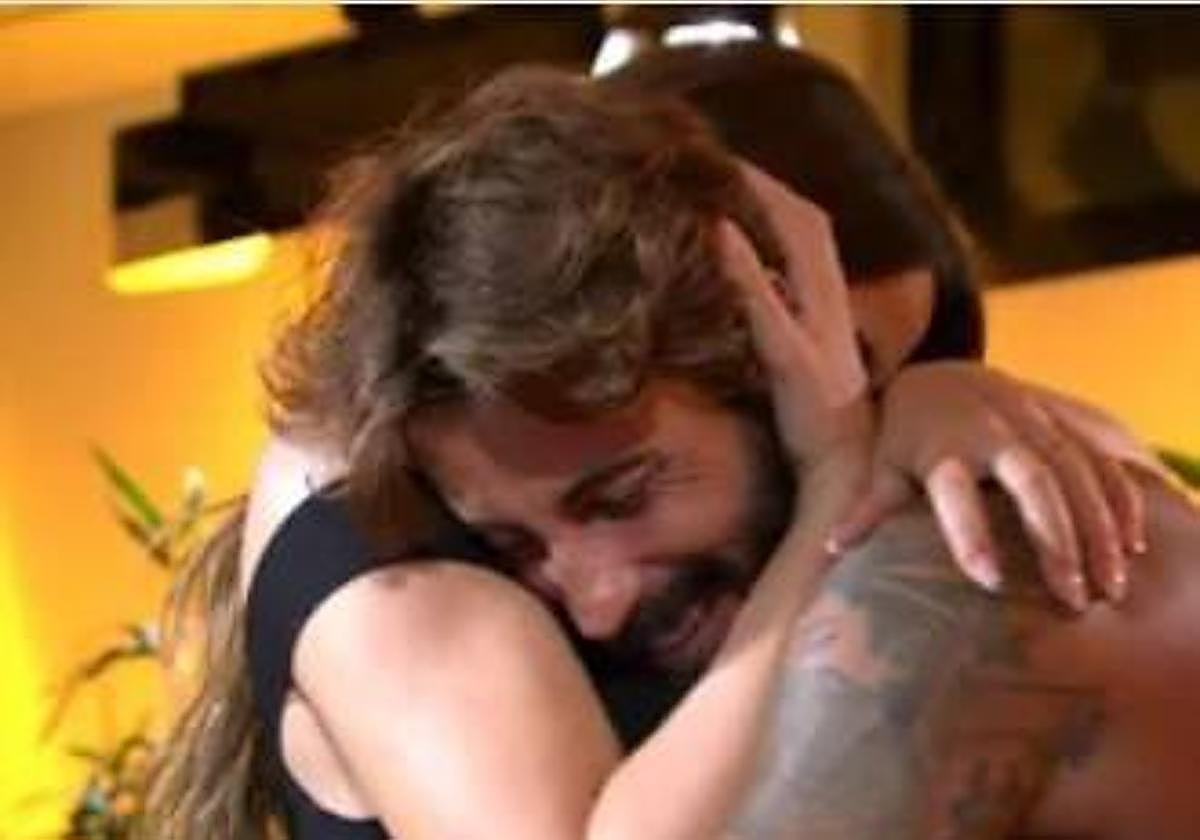 Teresa Bass e Iván González se funden en un abrazo.