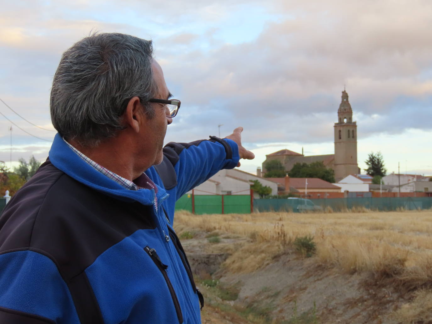 Un vecino de Palaciosrubios apunta a la iglesia parroquial de San Andrés.
