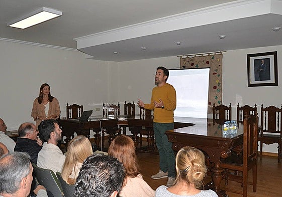 Fuensanta Martín y Javier Barahona durante la presentación.