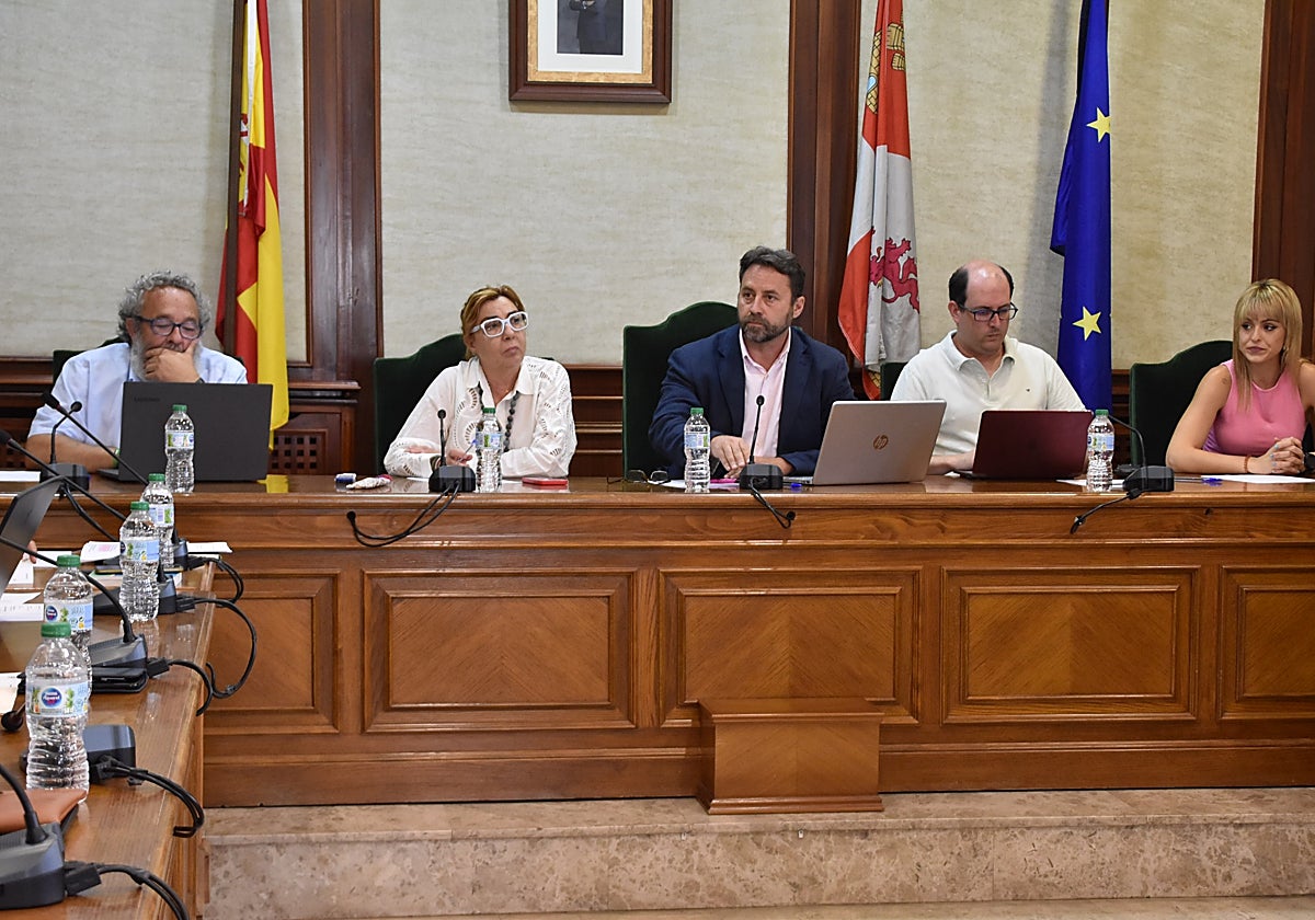 Imagen del alcalde acompañado por varios de los nuevos concejales del equipo de Gobierno en Béjar.