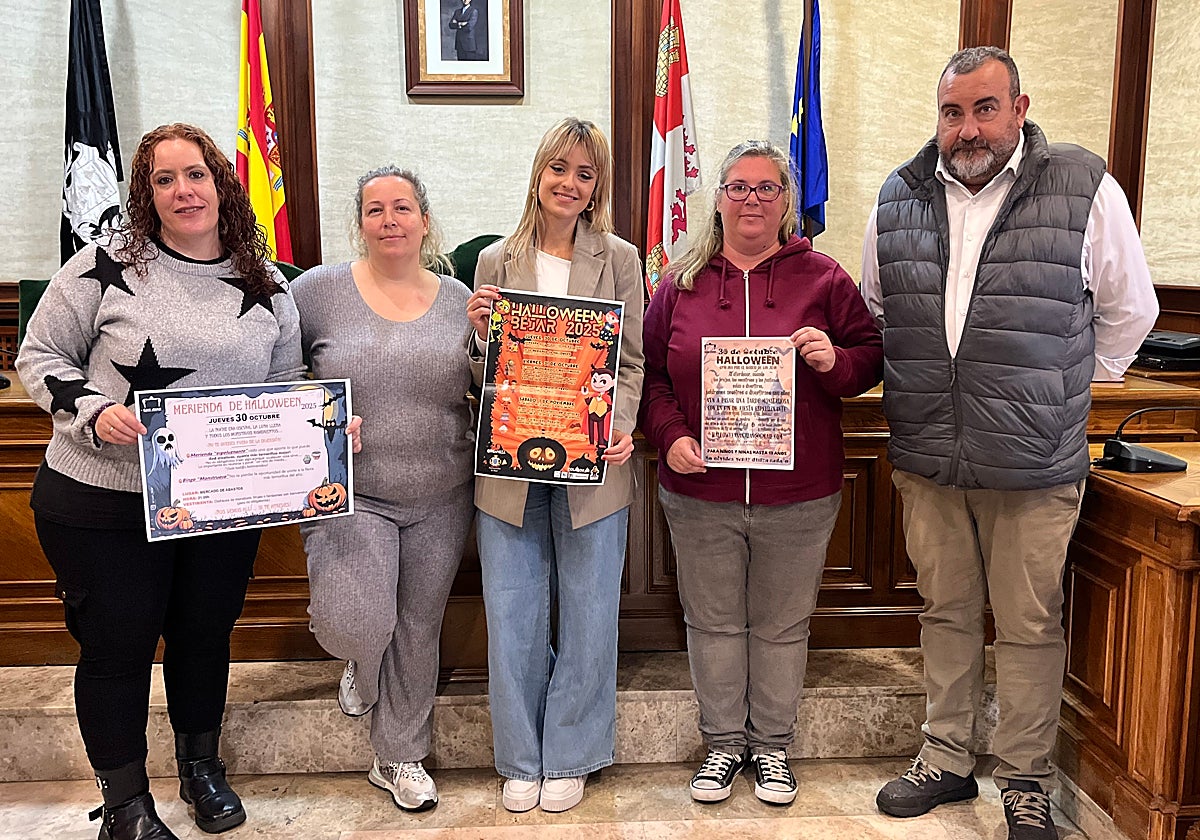 Nieves Hernández, Gala Peral, Rosa Sánchez, Cristina Len y José Ángel Castellano, este jueves en Béjar.