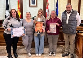 Nieves Hernández, Gala Peral, Rosa Sánchez, Cristina Len y José Ángel Castellano, este jueves en Béjar.