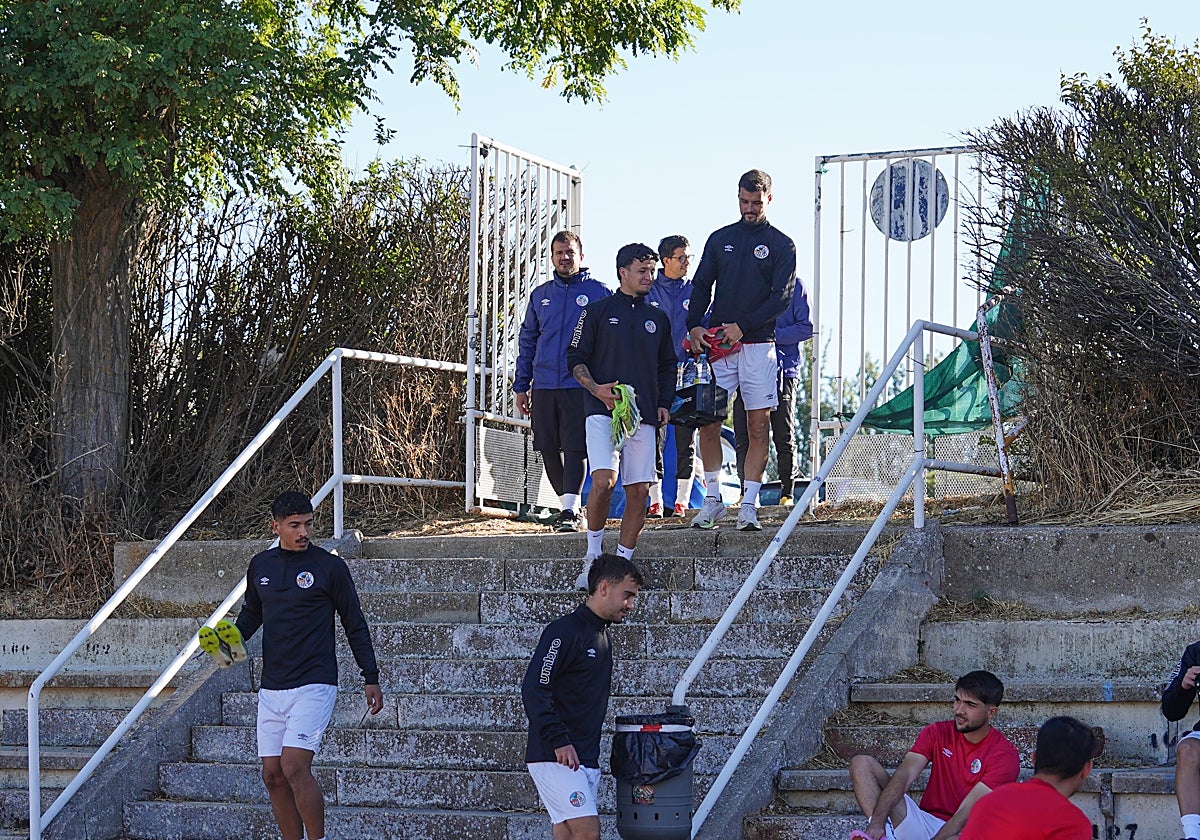 Los futbolistas del Salamanca UDS, entrando en Las Pistas para un entrenamiento.