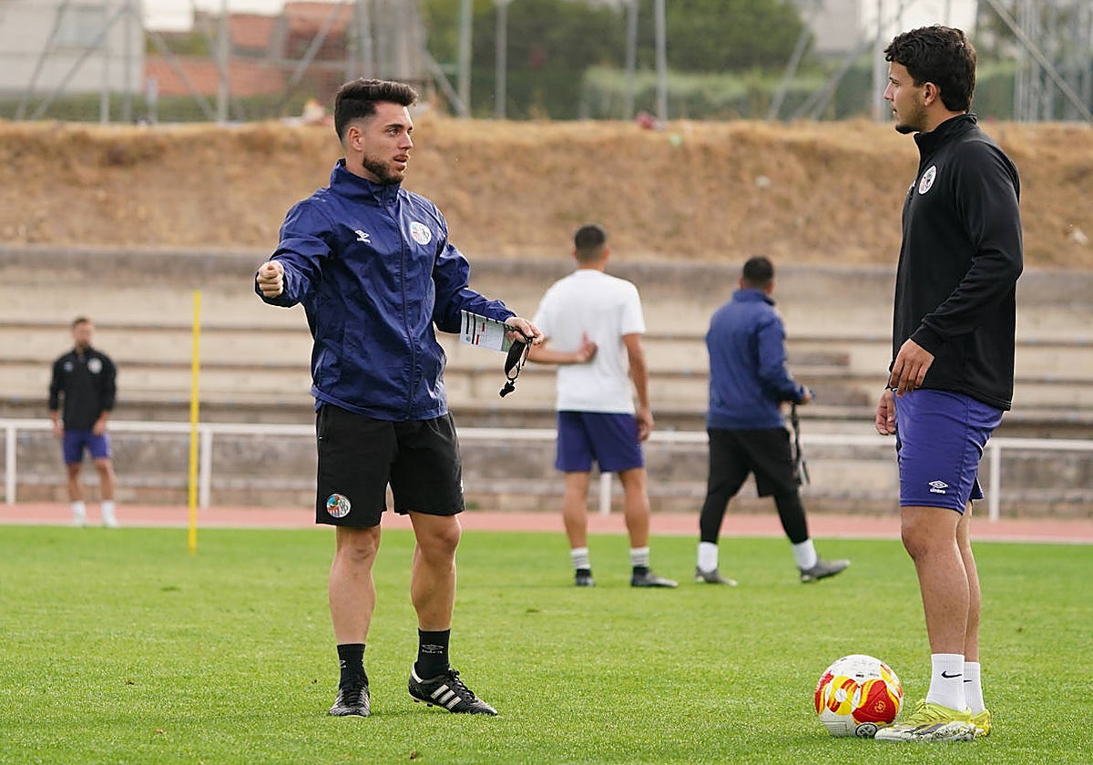 Jorge García charla con Abraham durante la sesión de entrenamiento.