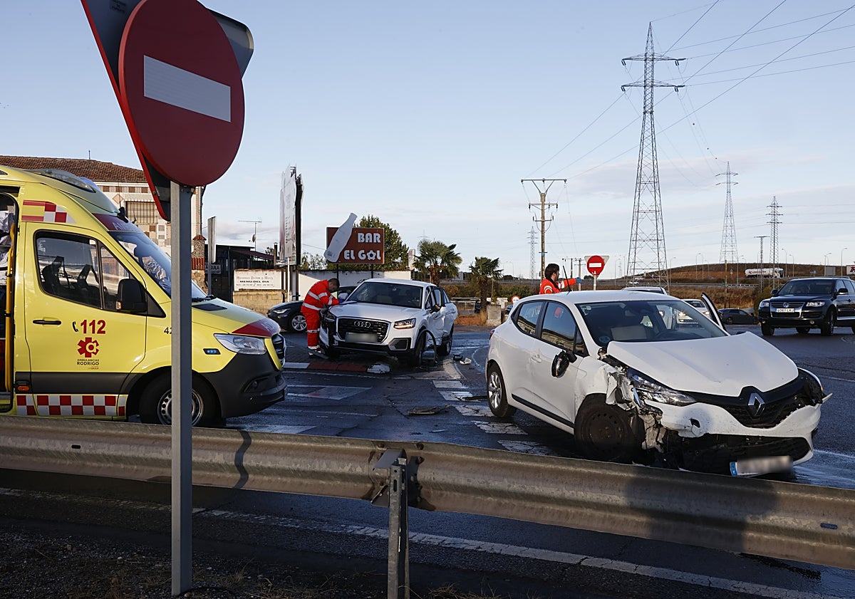 Imagen principal - Los dos turismos implicados en la colisión en la rotonda del Helmántico.