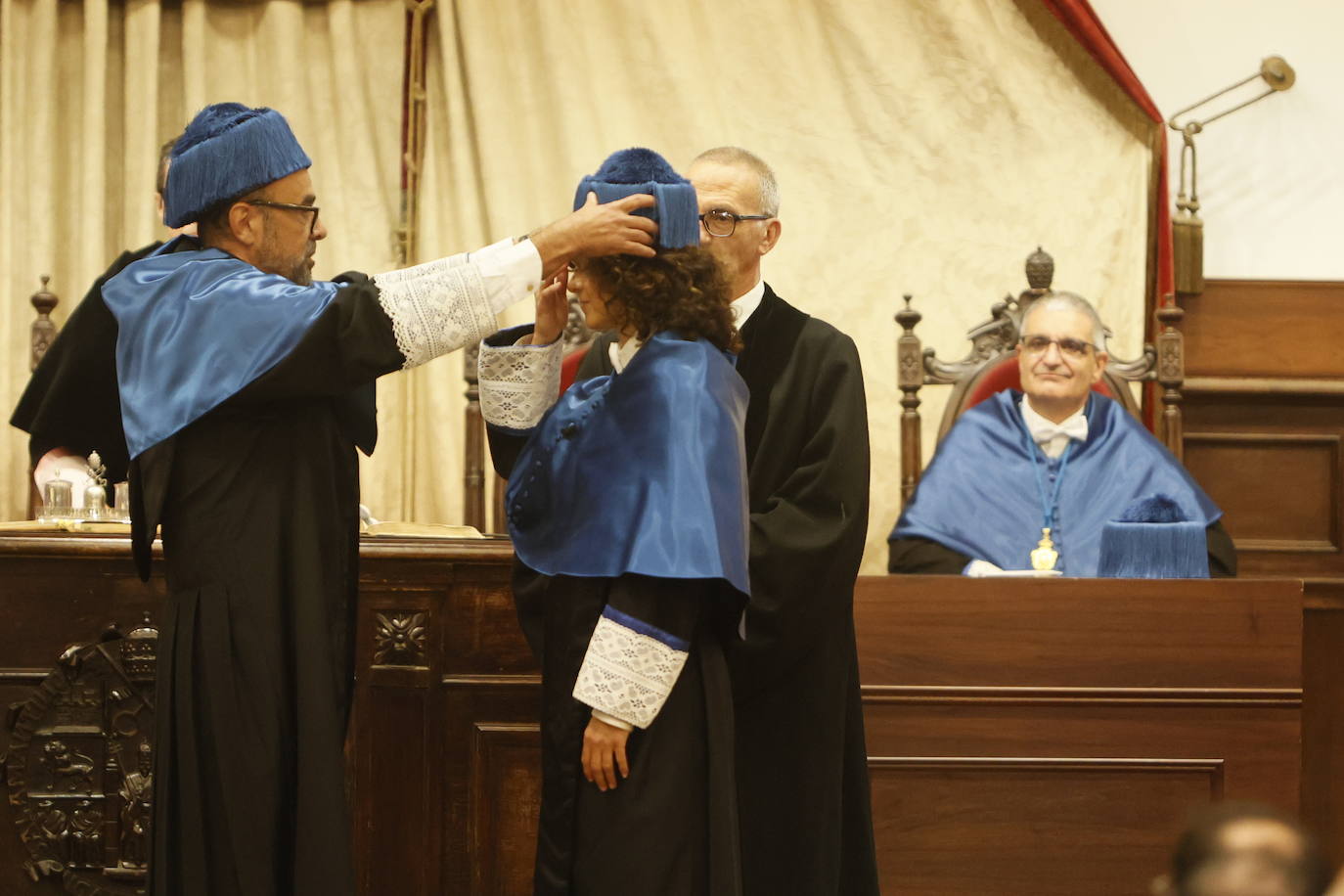 Así ha sido la reivindicativa investidura como honoris causa de Charpentier en el Paraninfo