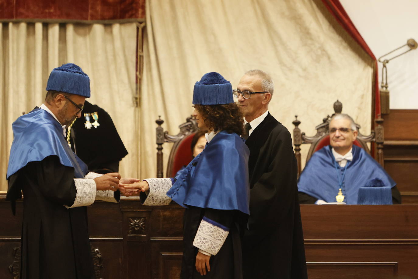 Así ha sido la reivindicativa investidura como honoris causa de Charpentier en el Paraninfo
