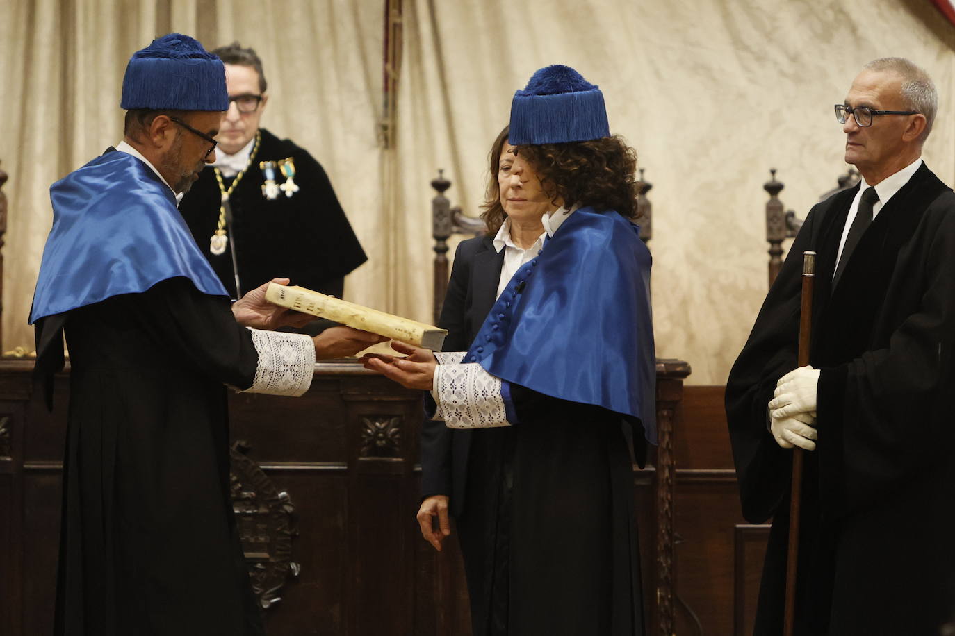 Así ha sido la reivindicativa investidura como honoris causa de Charpentier en el Paraninfo