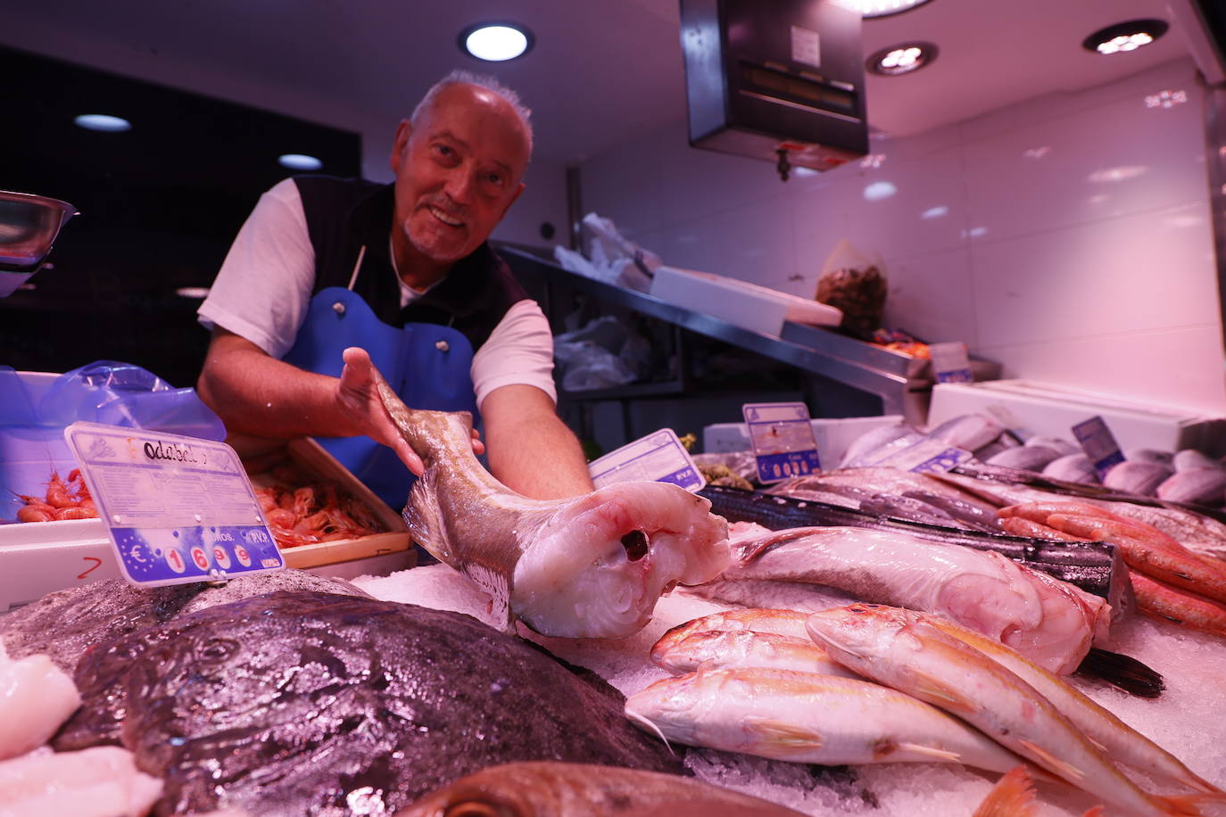 Un pescadero del Mercado, sosteniendo bacalao del Mar del Norte.
