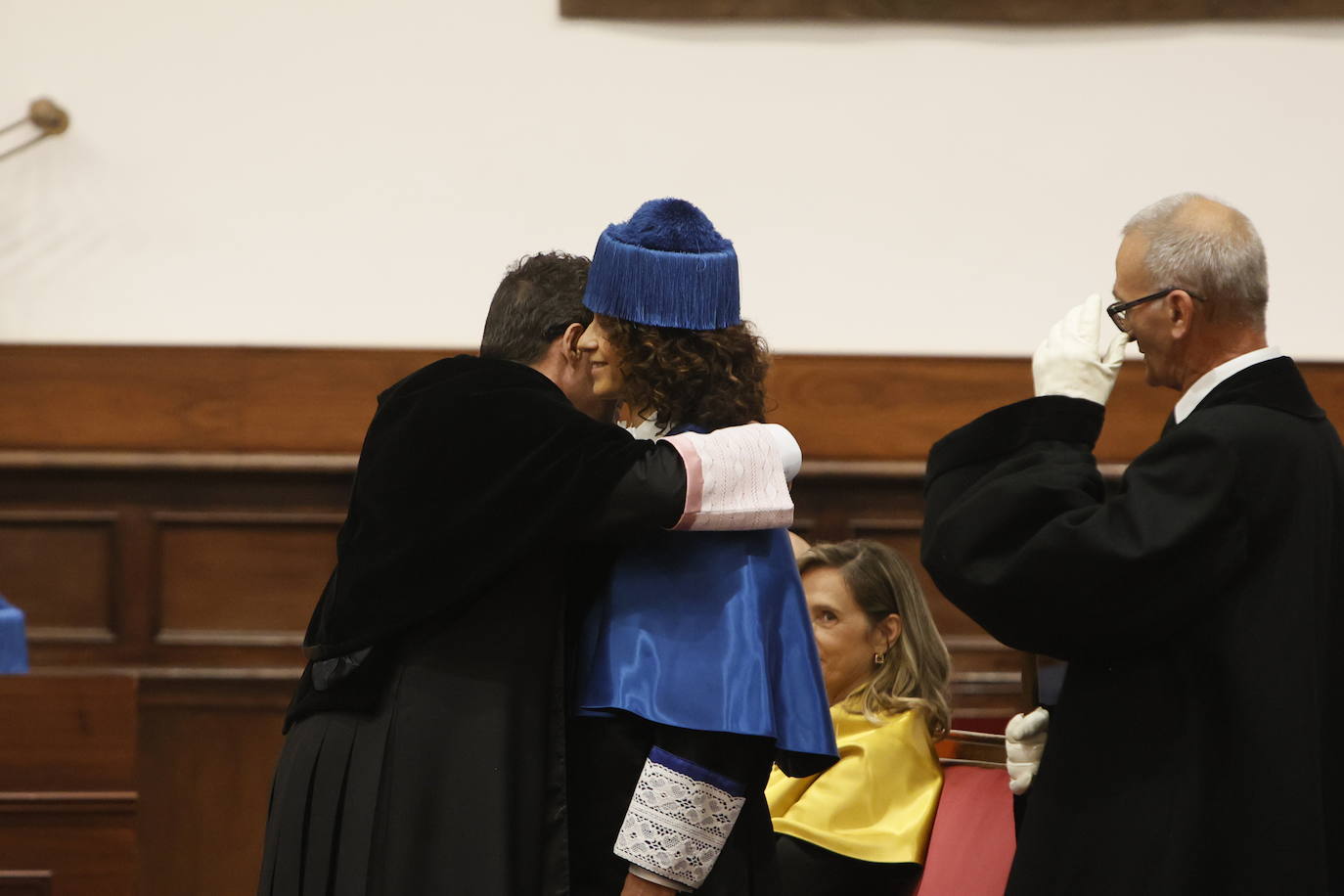 Así ha sido la reivindicativa investidura como honoris causa de Charpentier en el Paraninfo