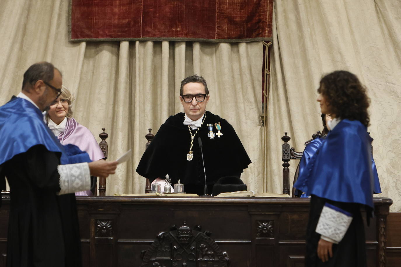 Así ha sido la reivindicativa investidura como honoris causa de Charpentier en el Paraninfo