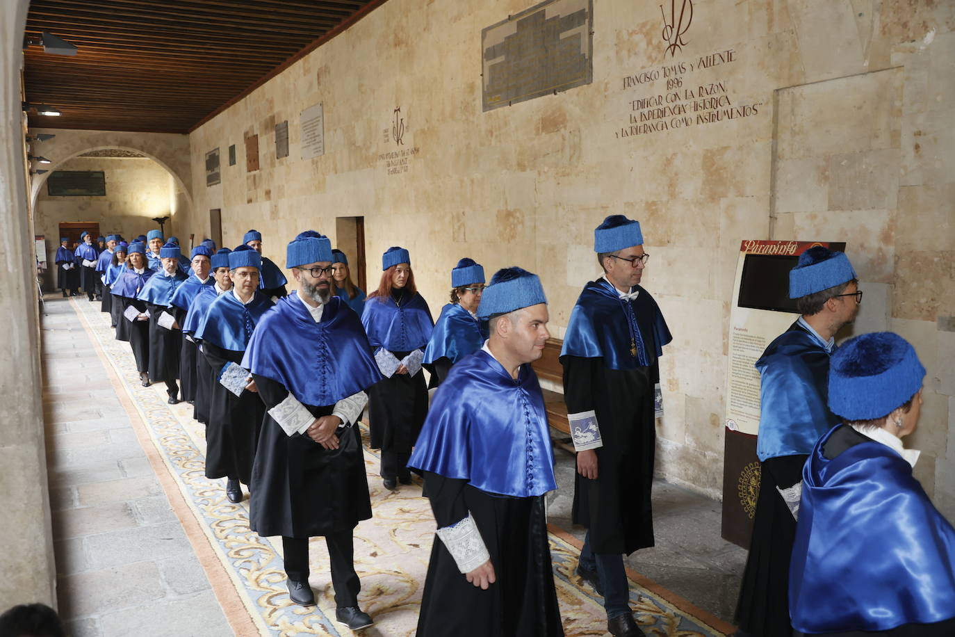 Así ha sido la reivindicativa investidura como honoris causa de Charpentier en el Paraninfo
