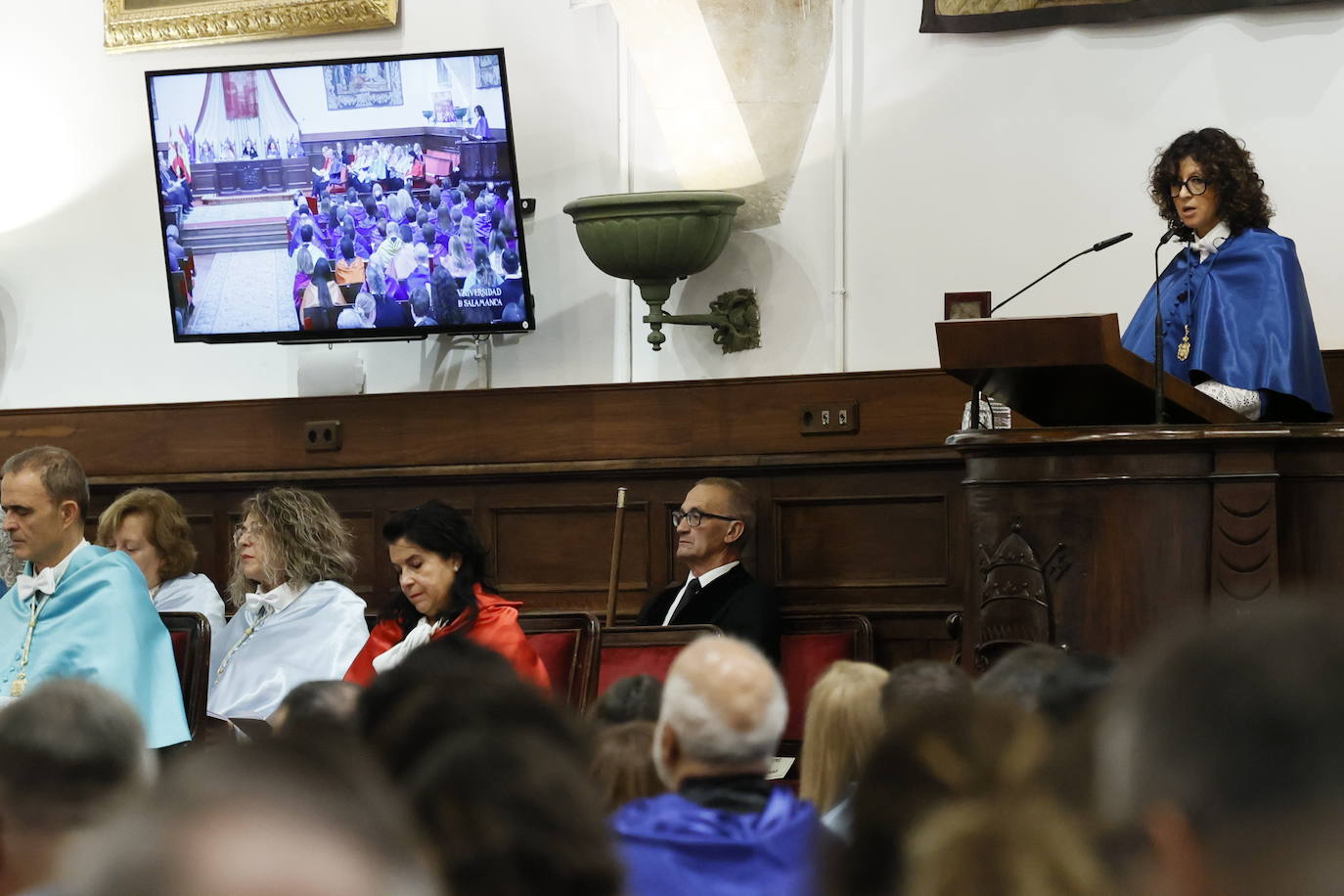 Así ha sido la reivindicativa investidura como honoris causa de Charpentier en el Paraninfo