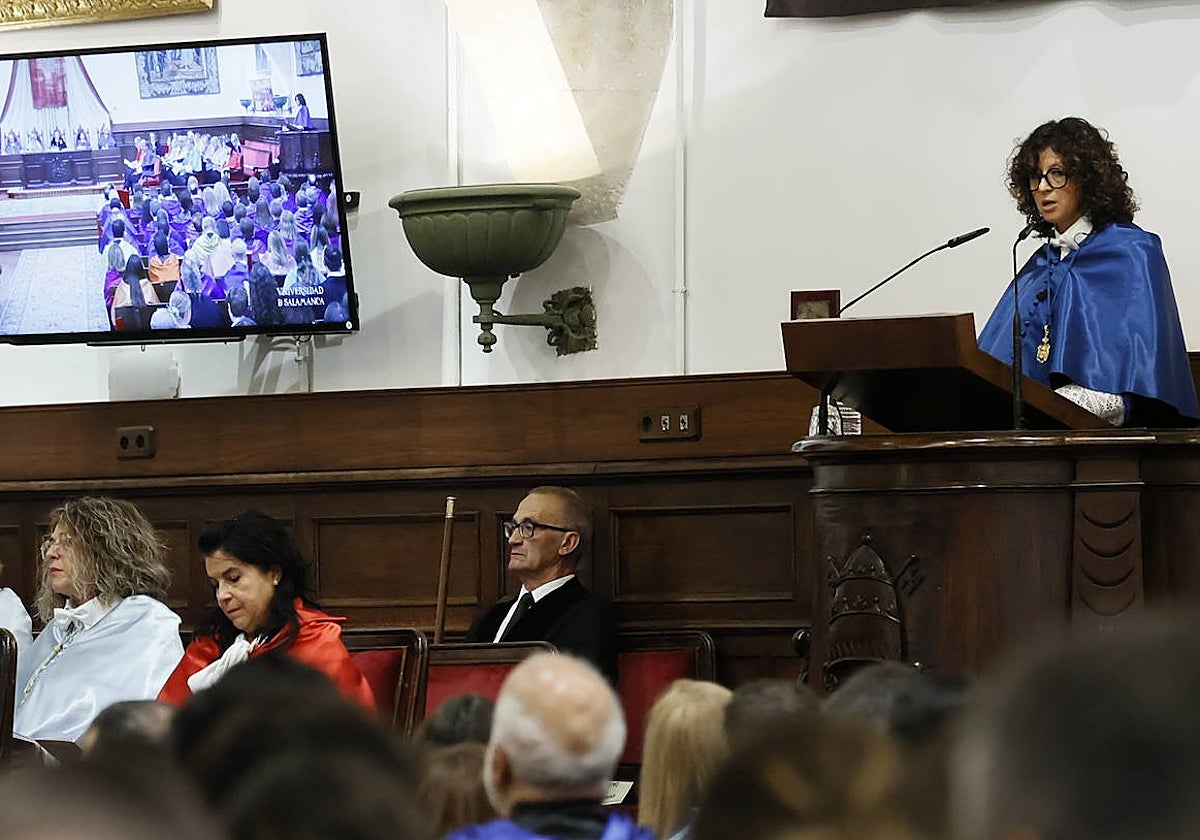 Así ha sido la reivindicativa investidura como honoris causa de Charpentier en el Paraninfo