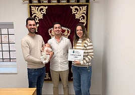 El regidor de La Vellés, Javier Marcos, junto a los padres.