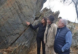 Eudald Carbonell y Gonzalo Santonja durante la visita al yacimiento