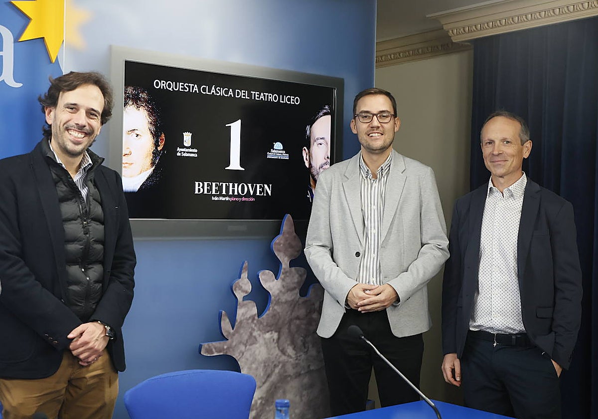 El director Iván Martín, el concejal Ángel Fernández y el representante de la Orquesta José Caballero.