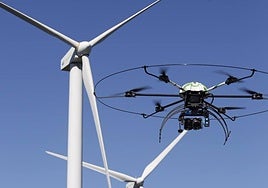 Aracnocóptero inspecciona los aerogeneradores de un parque eólico salmantino de Iberdrola.