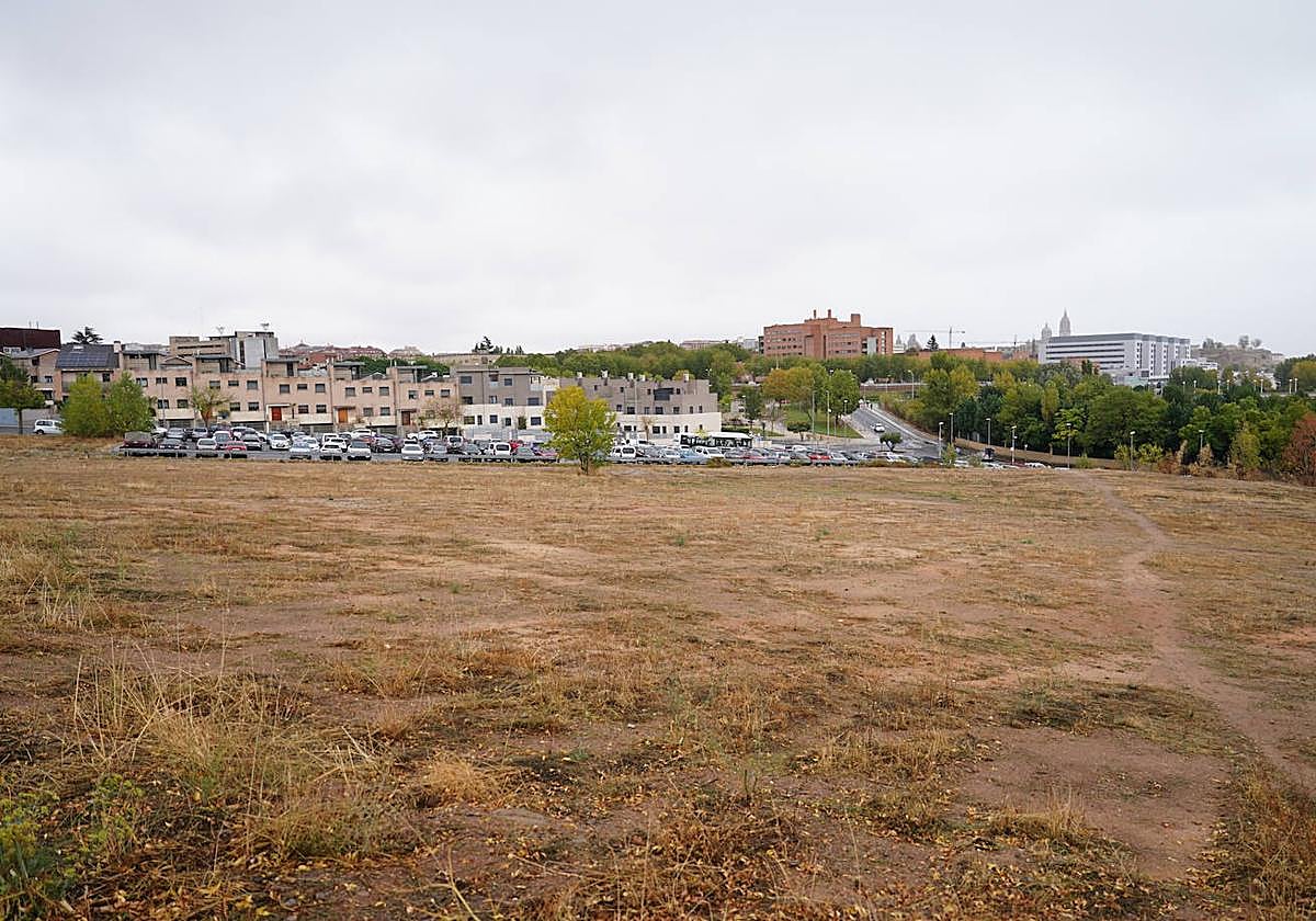 Solar que el Ayuntamiento cederá a la Universidad en Huerta Otea, con el parking al fondo.
