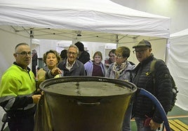 La elaboración del aguardiente llamó la atención de los visitantes