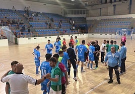 Los jugadores del FS Salamanca y el Laviana se saludan al acabar el choque.
