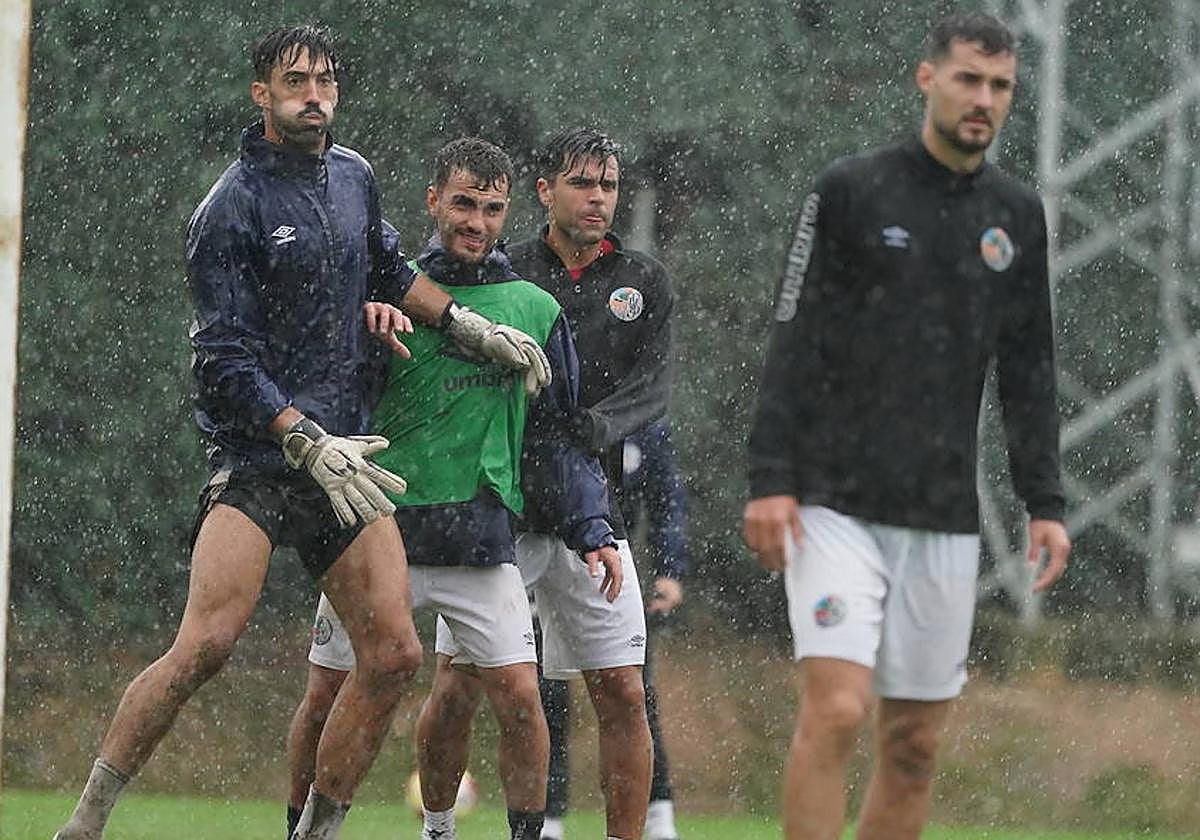 El último entrenamiento del Salamanca UDS estuvo pasado por agua.