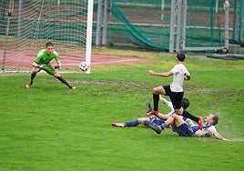 Acción de ataque del filial del Salamanca UDS, sobre el maltrecho césped de Las Pistas.