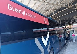 Un autobús con el logotipo de Buscyl, en la estación.