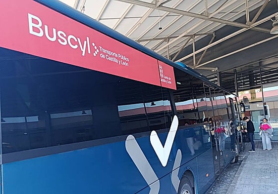 Un autobús con el logotipo de Buscyl, en la estación.
