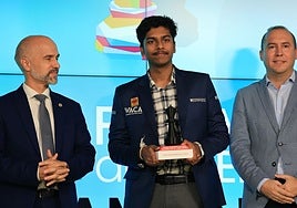 Pranav Venkatesh, entre Javier González y Luis Sánchez Arévalo.