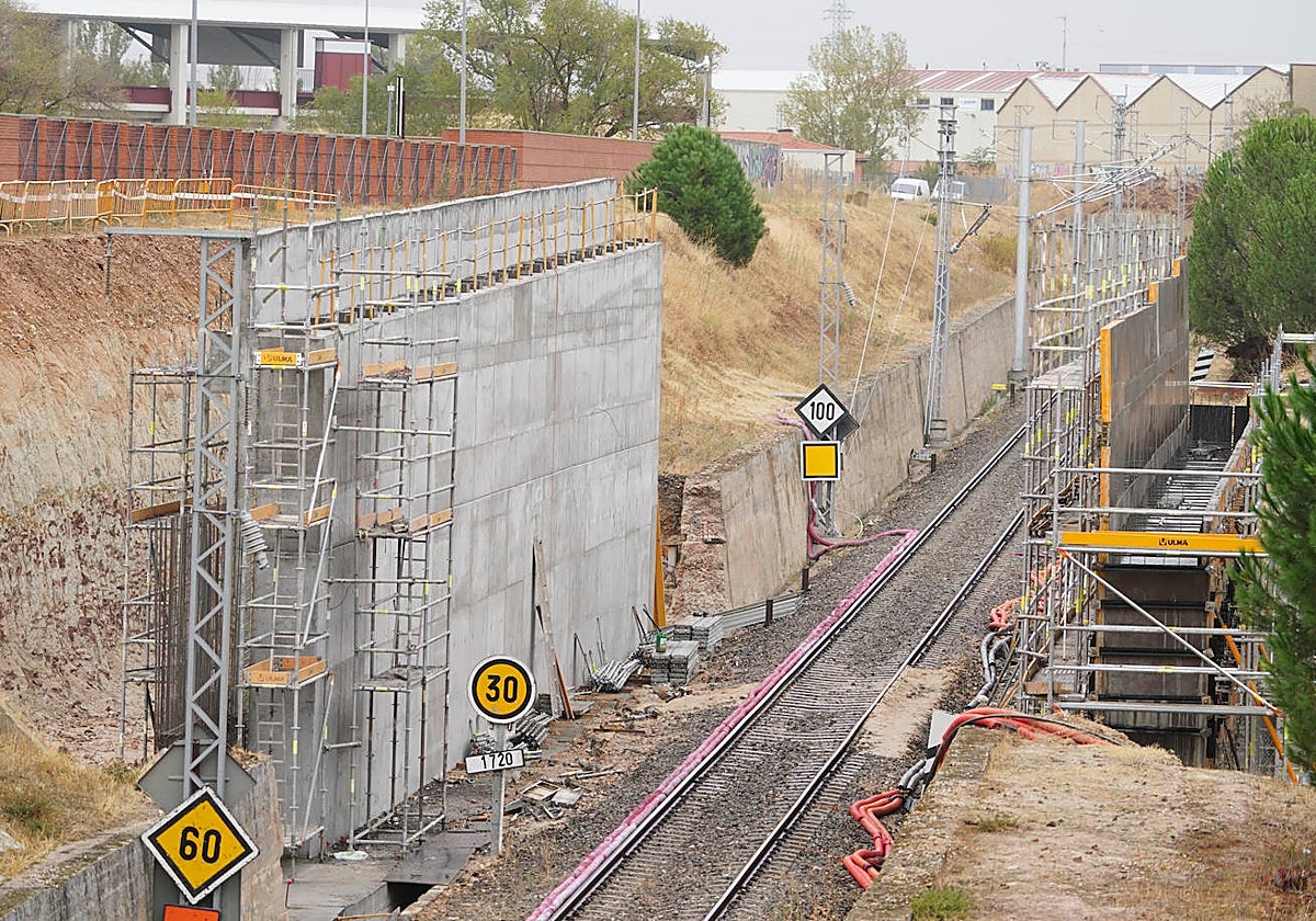 Obras de construcción del nuevo puente sobre la vía junto a la Comandancia de la Guardia Civil.