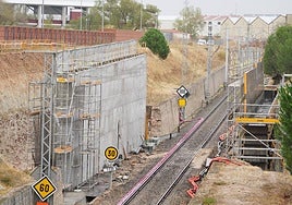 Obras de construcción del nuevo puente sobre la vía junto a la Comandancia de la Guardia Civil.