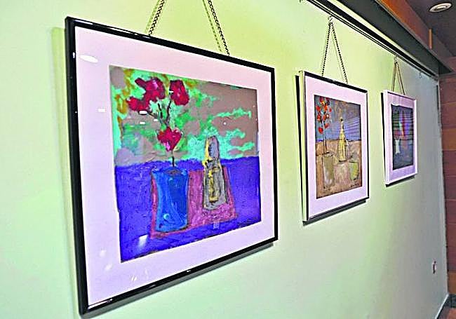 Tres de los cuadros pintandos por el pediatra.