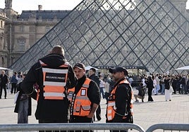 La Policía francesa detiene a dos presuntos ladrones del Museo del Louvre.