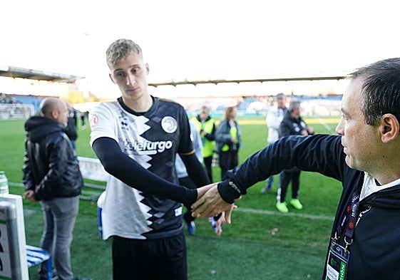 El presidente Roberto Pescador le choca la mano a Pere Marco al acabar el partido de este domingo.