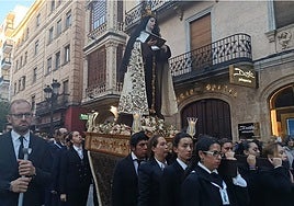 Santa Teresa portada por los devotos en la calle Zamora