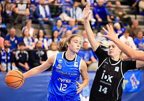 Abby Meyers intenta buscar el pase ante la oposición de Robinson.