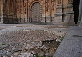 Así está el suelo frente al Convento de San Esteban.