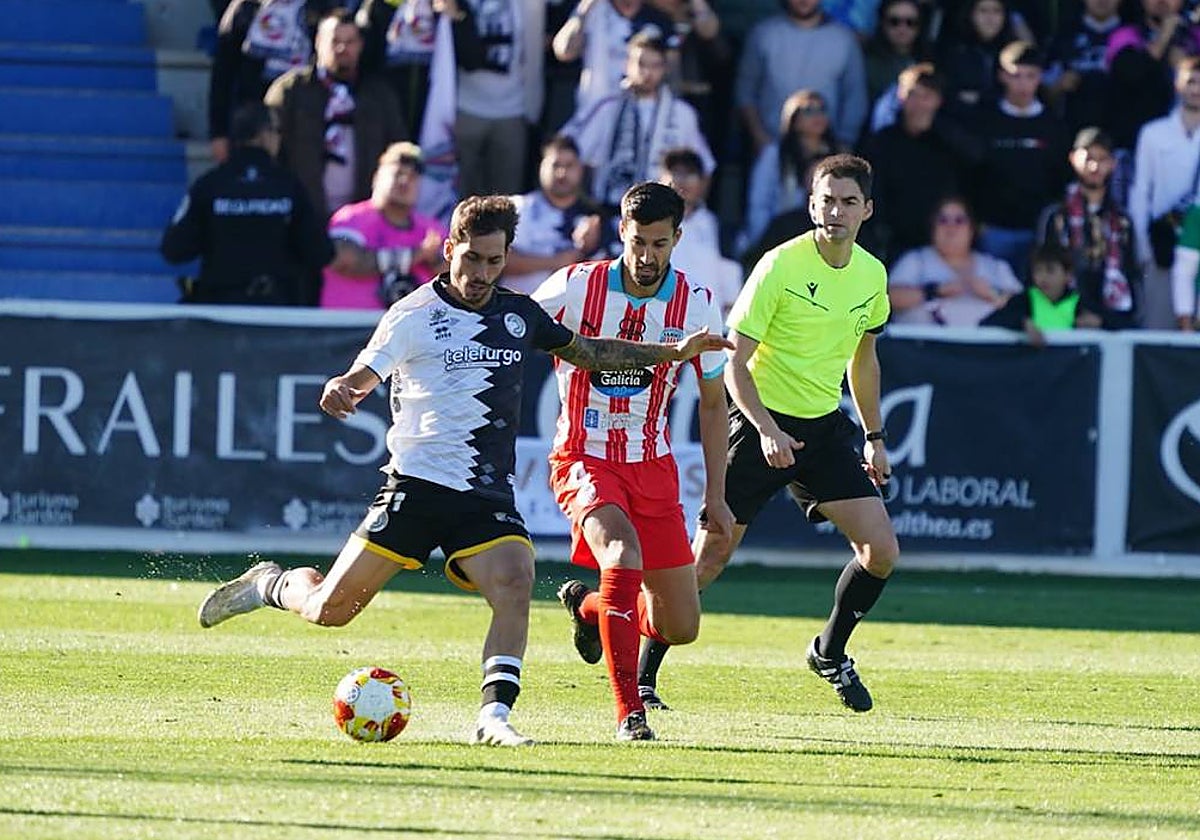 Álvaro Gómez trata de enlazar un pase durante el partido.