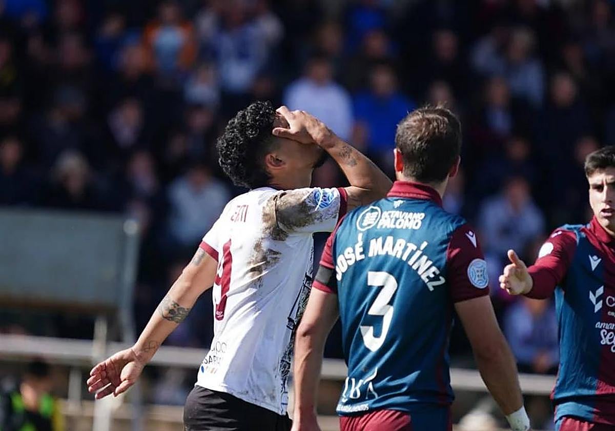 Servetti se lleva las manos a la cara tras una acción fallada por el Salamanca UDS.