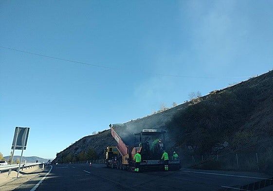 Trabajos de parcheo, este lunes en el puerto de Vallejera.