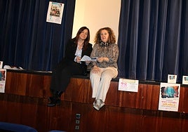 María Jesús Moro y Mercedes Martín en el teatro del centro cultural.