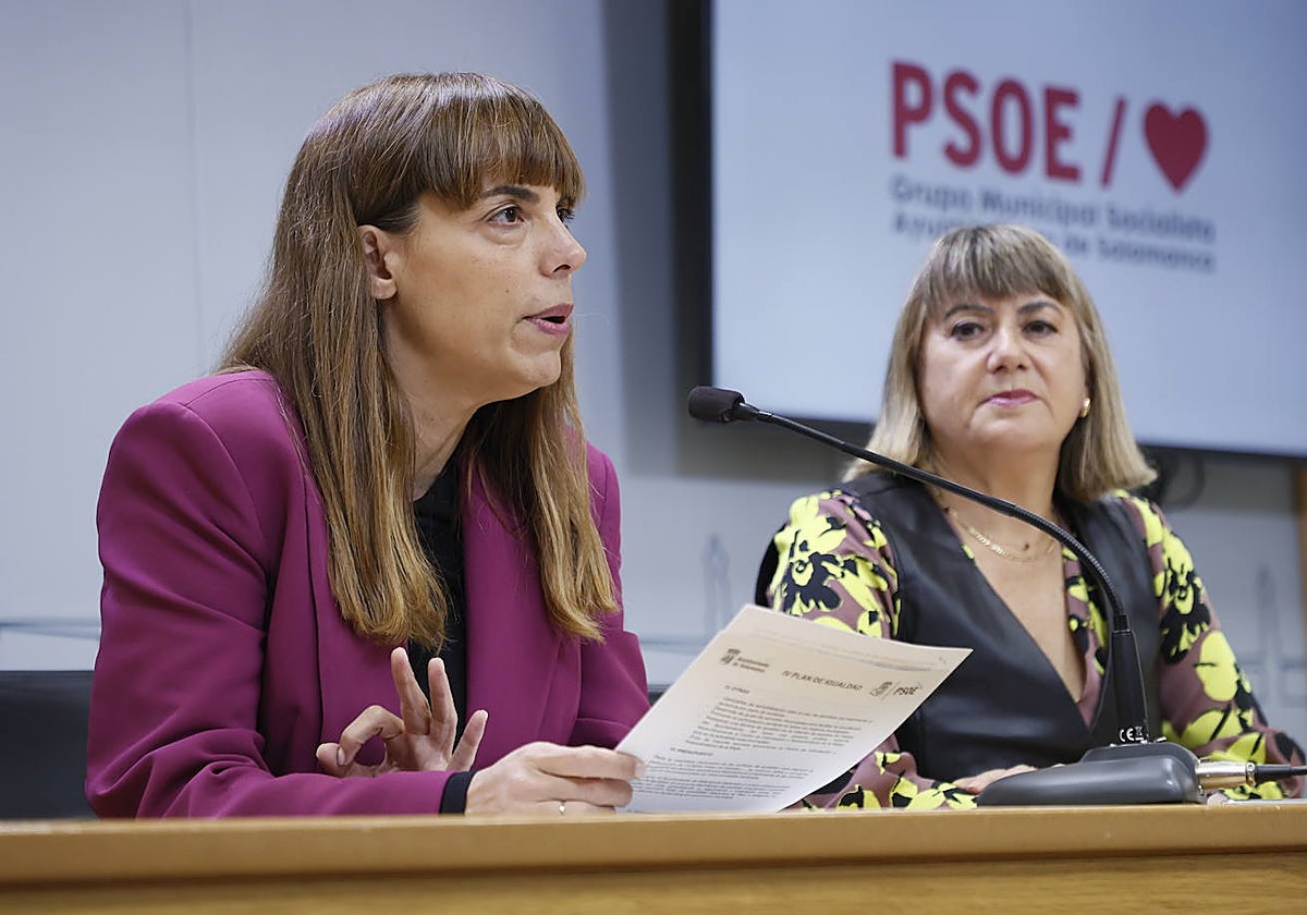María Sánchez y María García, concejalas socialistas, este lunes en el Ayuntamiento de Salamanca.