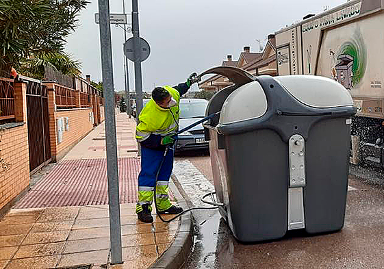 Operario desinfectando un contenedor en Carbajosa de la Sagrada.
