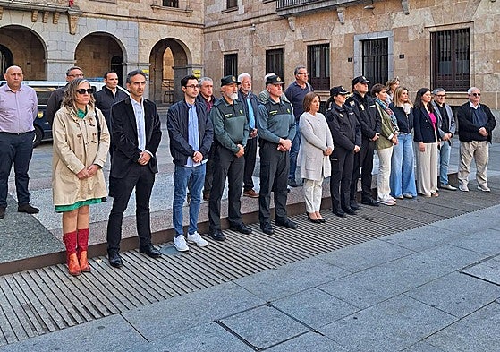 Minuto de silencio en al Subdelegación del Gobierno en repulsa de la violencia machista.