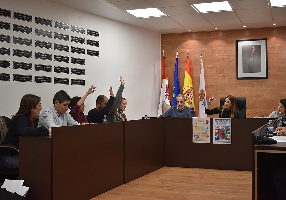 Los cinco concejales del Partido Popular votando conjuntamente durante una sesión plenaria.